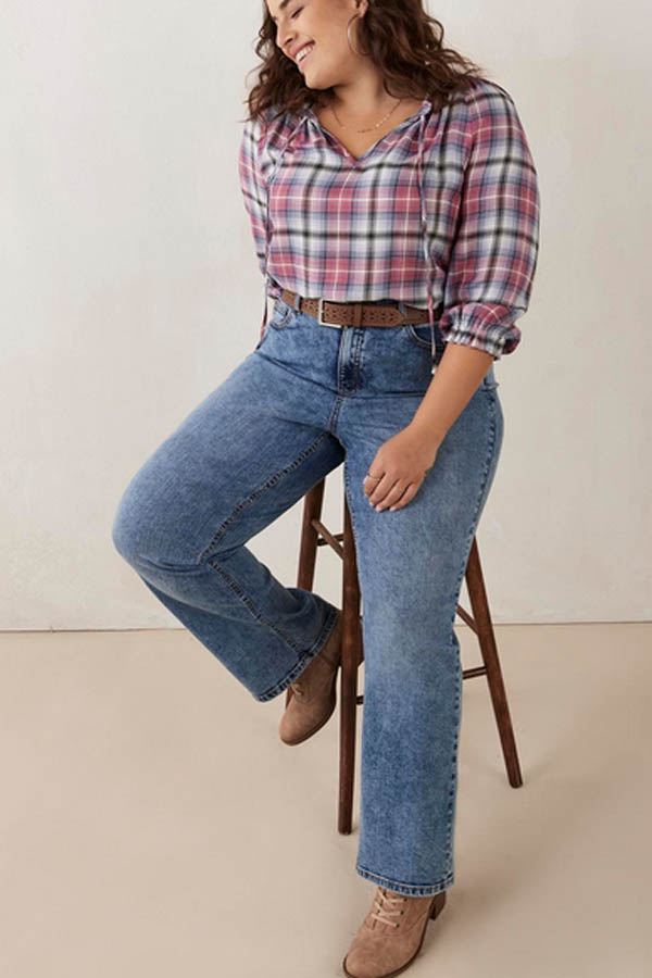 Plus-size models wear straight-leg jeans, a must-have for fall fashion.