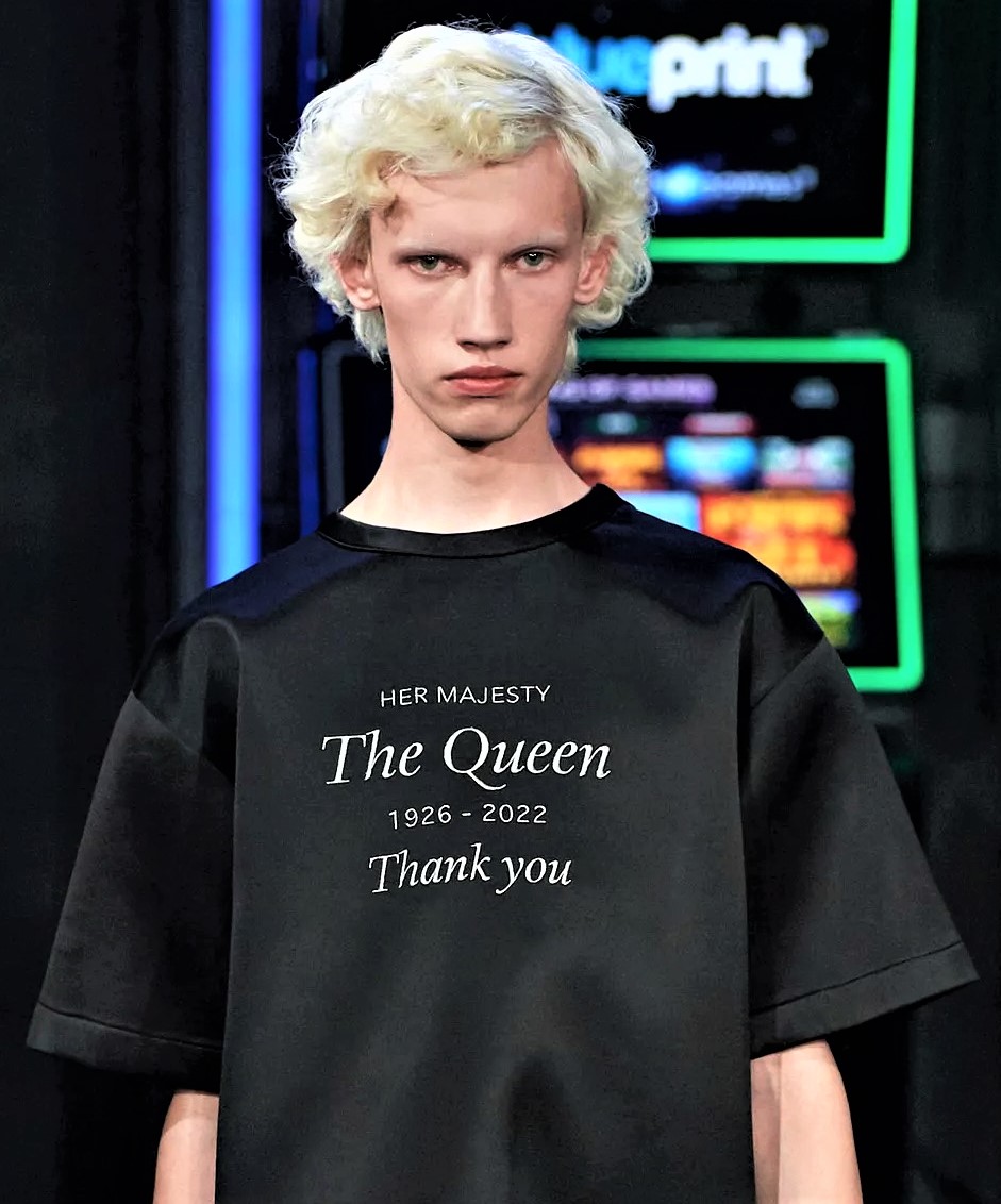 London 9-22 -jw-anderson-Thank you Queen T-shirt (3) Cropped at the end.jpg