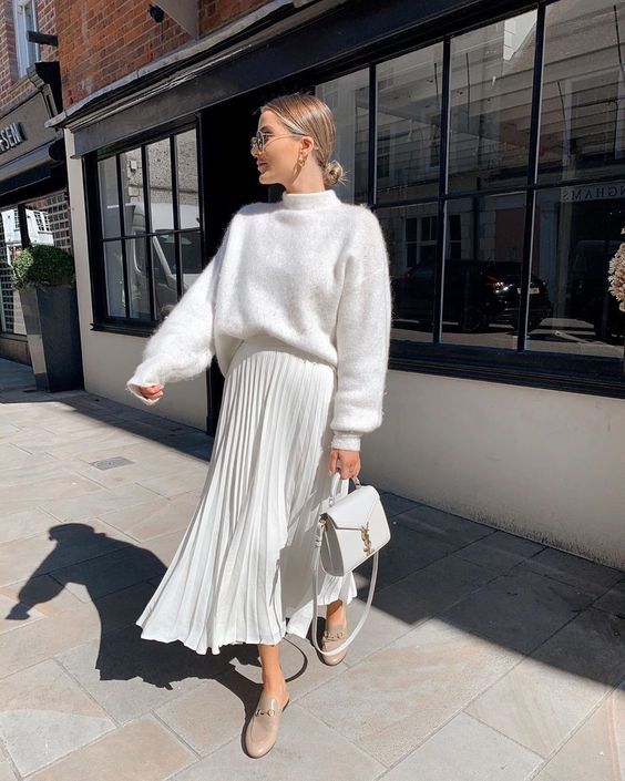 How to wear a pleated skirt in fall 2022 fashion trends